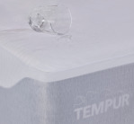 home-by-tempur_bed-corner-dark-zoom-w-glass-on-mattress-protector-logo-showing-angled-right_03-0152_1688372873-4418a560548d0651b1072e338d4cd06d.jpg