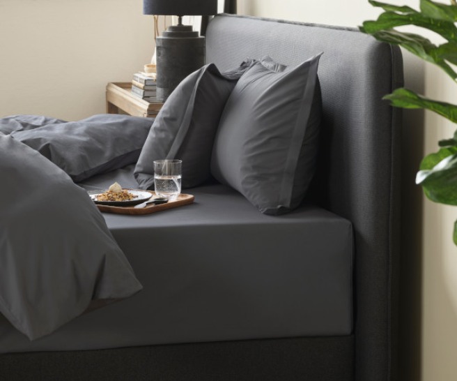 home-by-tempur_room-set-pillows-w-tray-plate-glass-anthracite-side_04-0034_1691595086-cf265cecc07d32c9d281e4b4ea5a4db9.jpg